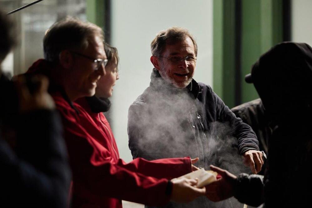 Canisibus-Tour / Johannes Hloch/Caritas Wien Erzbischof auf Canisibus-Tour durch Wien