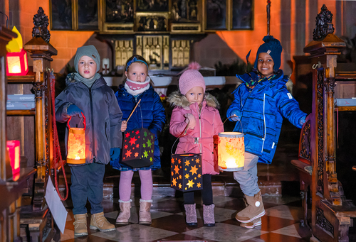 Martin ist der erste christliche Heilige, der als Nicht-Märtyrer zur Ehre der Altäre erhoben wurde. In der Tradition steht der heilige Martin von Tours für Frieden und Solidarität mit Randgruppen. Er ist der Patron der Bettler, der Geächteten, Kriegs