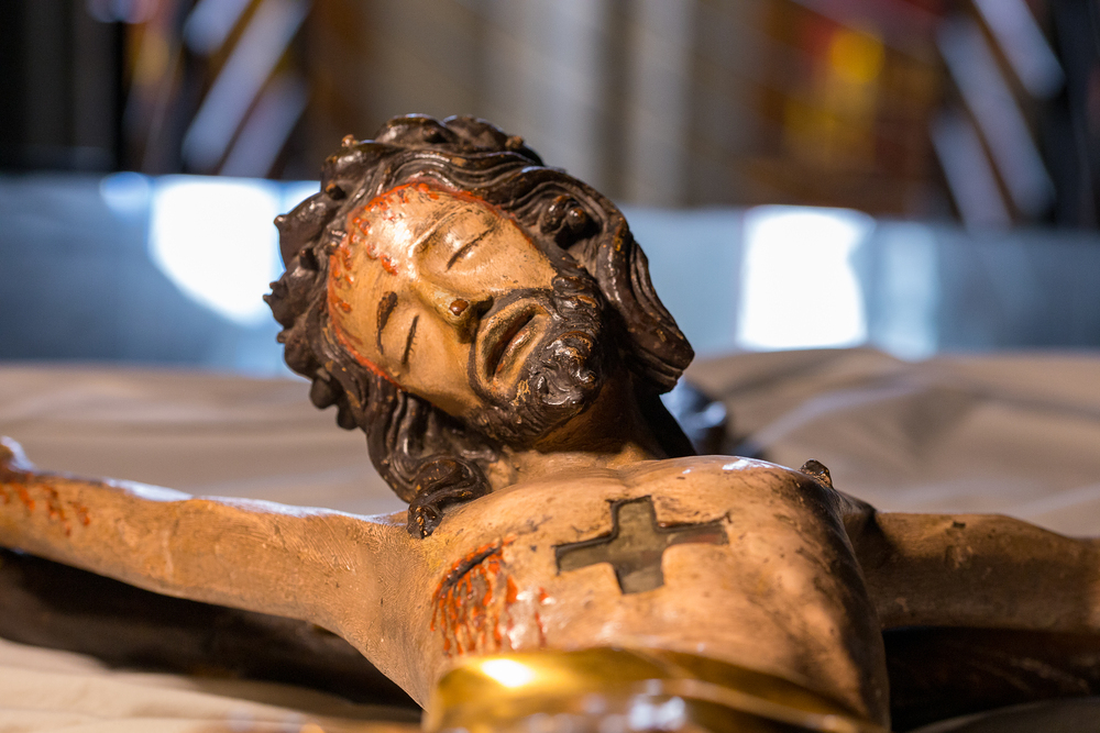 Baumkreuz aus St. Stephan / EDW Schoenlaub Das 'Baumkreuz' aus dem 14. Jahrhundert ist ein Kreuz, das einen Christus am grünenden Holzkreuz zeigt und seit vielen Jahren im Rahmen der Karfreitagsliturgie im Stephansdom verwendet wird.